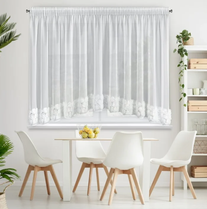 Firana biała z siateczki zdobiona łukiem 3D róż 400x160 cm taśma - ROSES4 - Eva Minge