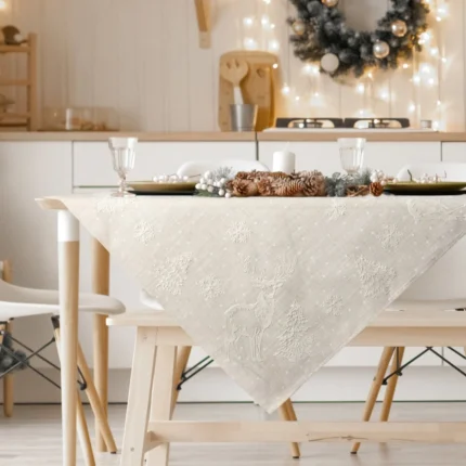 Obrus świąteczny 85x85 cm beżowy o strukturze lnu zdobiony delikatnym nadrukiem
